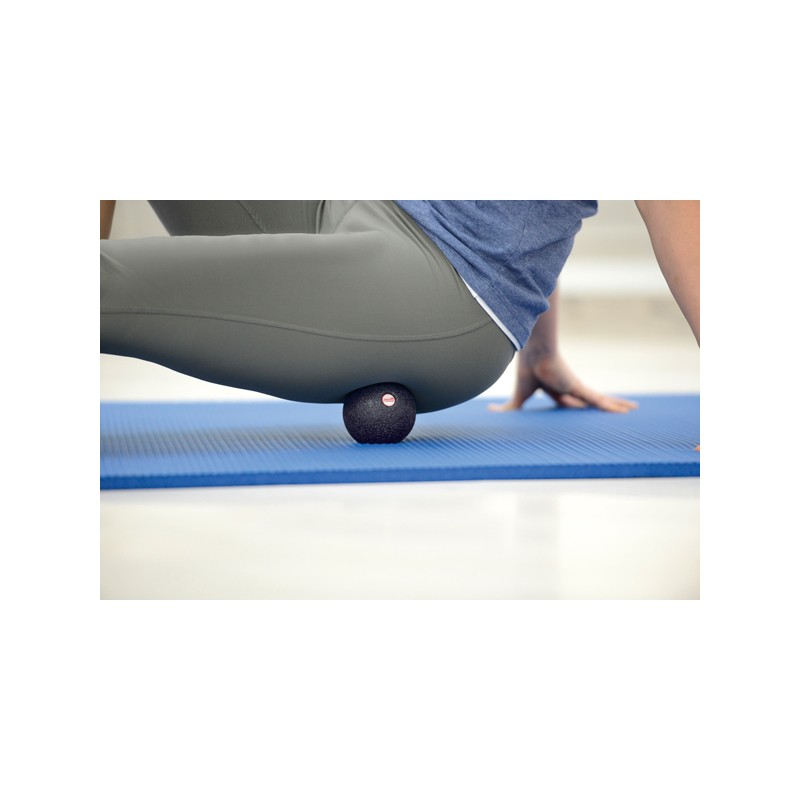 Mise en situation sur cuisse Myo Fascia Balle Noire 8 cm - Balle Massage - Exercices Pilates