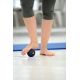 Mise en situation sur pied Myo Fascia Balle Noire 8 cm - Balle Massage - Exercices Pilates