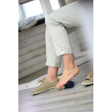 Mise en situation Pieds - Myo Fascia Mini Roller Noir 17x5.2 cm - Fasciathérapie - Rouleau Massage et Relaxation