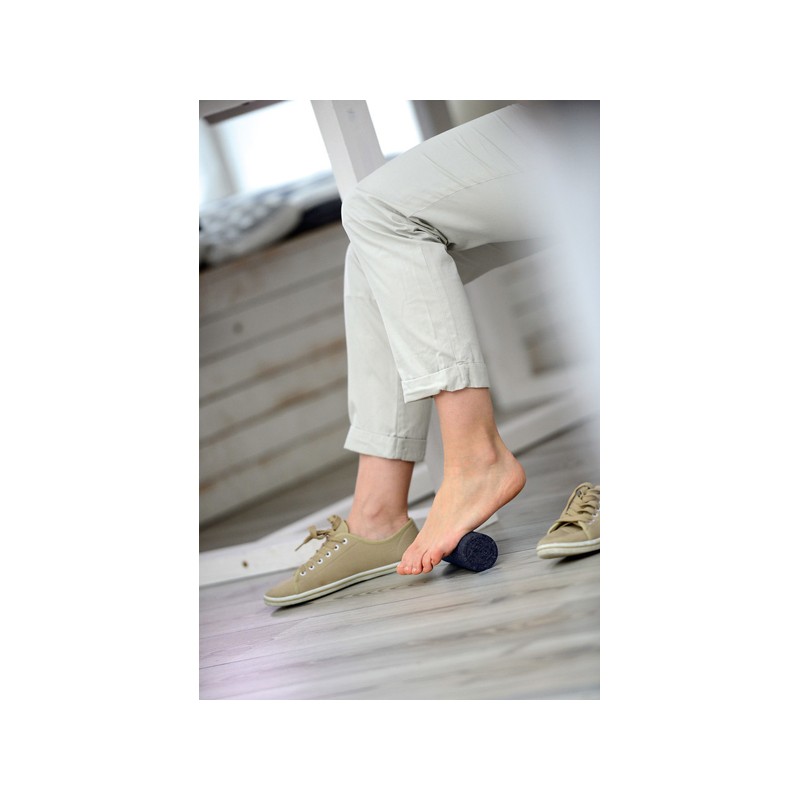 Mise en situation Pieds - Myo Fascia Mini Roller Noir 17x5.2 cm - Fasciathérapie - Rouleau Massage et Relaxation