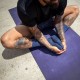 Homme assis sur un tapis de Pilates avec les Chaussettes antidérapantes BASE 33™ Crew Navy