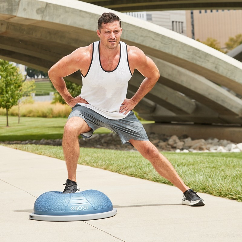 Homme en squat sur le BOSU® Pro NexGen™ 