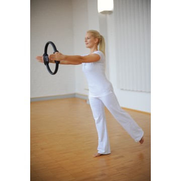 Démonstration debout Anneau Renforcement Musculaire Pilates  SISSEL - Exercices Pilates - Anneau de Résistance