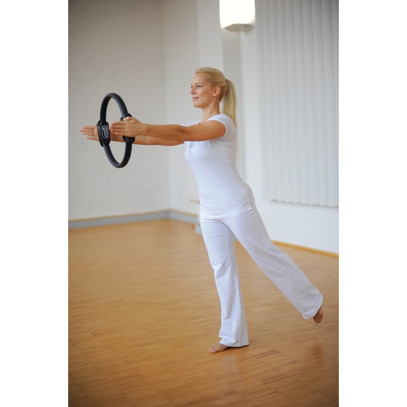 Démonstration debout Anneau Renforcement Musculaire Pilates  SISSEL - Exercices Pilates - Anneau de Résistance