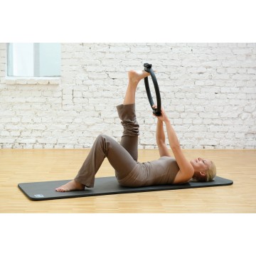 Démonstration sur le dos Anneau Renforcement Musculaire Pilates SISSEL - Exercices Pilates - Anneau de Résistance