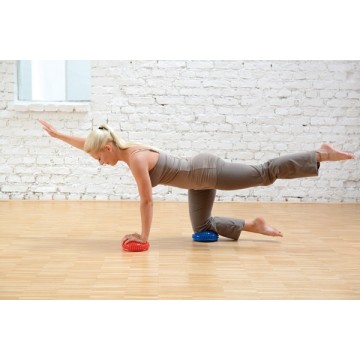 Mise en situation SISSEL® SPIKY DOME, lot de 2 rouge & bleu - Balles de massage et équilibre - Exercices Pilate