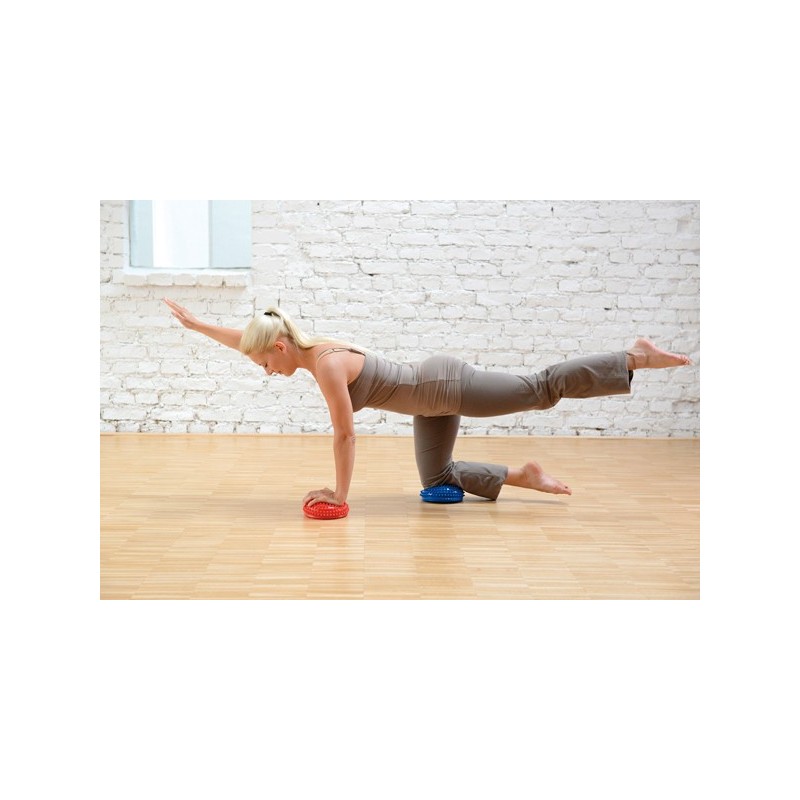Mise en situation SISSEL® SPIKY DOME, lot de 2 rouge & bleu - Balles de massage et équilibre - Exercices Pilate